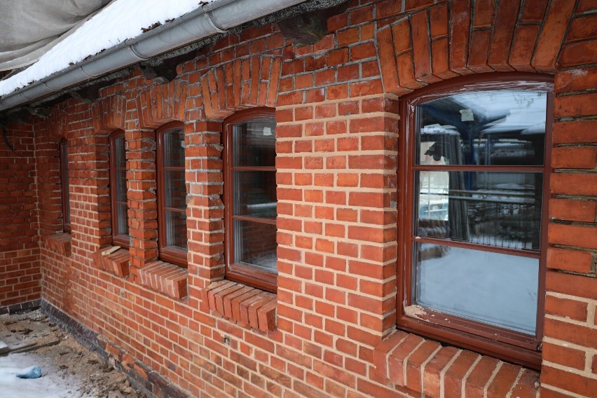W tej części dworca już zainstalowano nowe okna