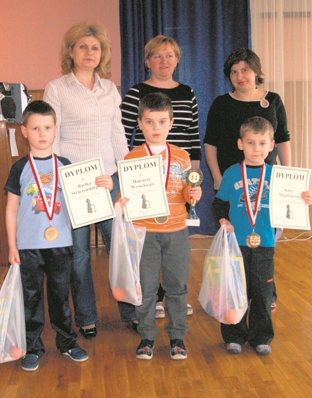 Najlepsi młodzi szachiści z wychowawcami