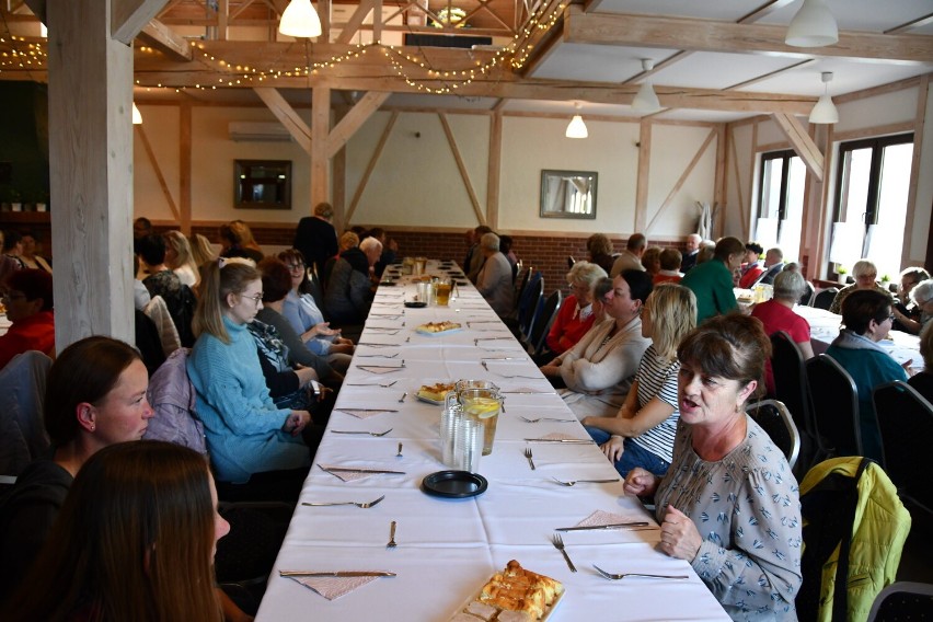 Spotkanie pań z KGW gminy Liniewo. Do wspólnego stołu zasiadło prawie 90 osób ZDJĘCIA