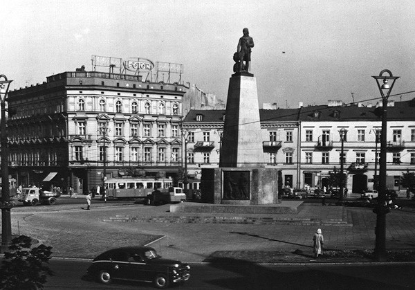 Plac Wolności z 1960 roku, tuż po tym, jak na cokole...