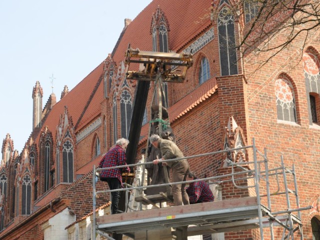 Zabytkową figurę św. Jakuba przed kościołem zastąpiła replika