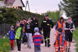 Sprzątanie w Prusewie 2015. Strażacy z OSP Prusewo i dzieci posprzątali wieś | ZDJĘCIA