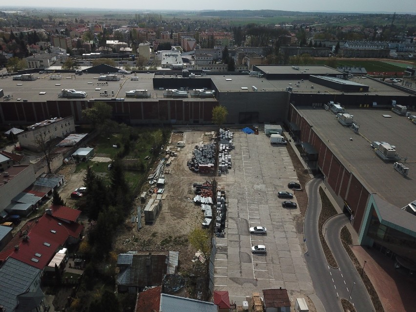 Zobacz zdjęcia i film z drona nad galerią handlową Stara Ujeżdżalnia w Jarosławiu