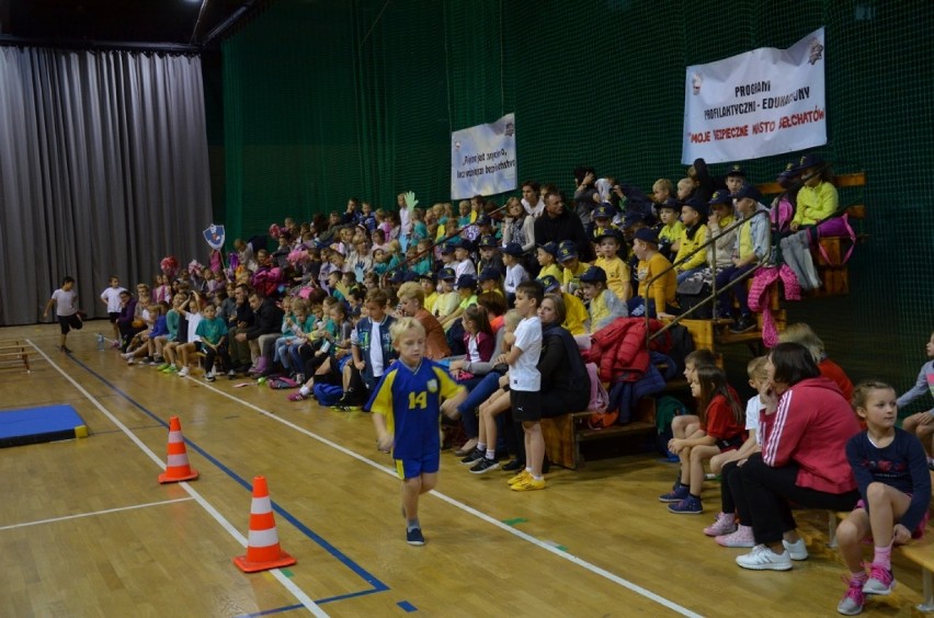 Policyjna Akademia Bezpieczeństwa w Bełchatowie. Dzieci rywalizowały w hali widowiskowo-sportowej