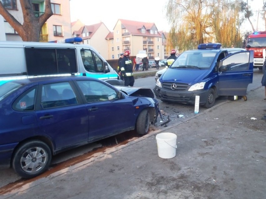 ]Wypadek w Braniewie. Samochód uderzył w drzewo