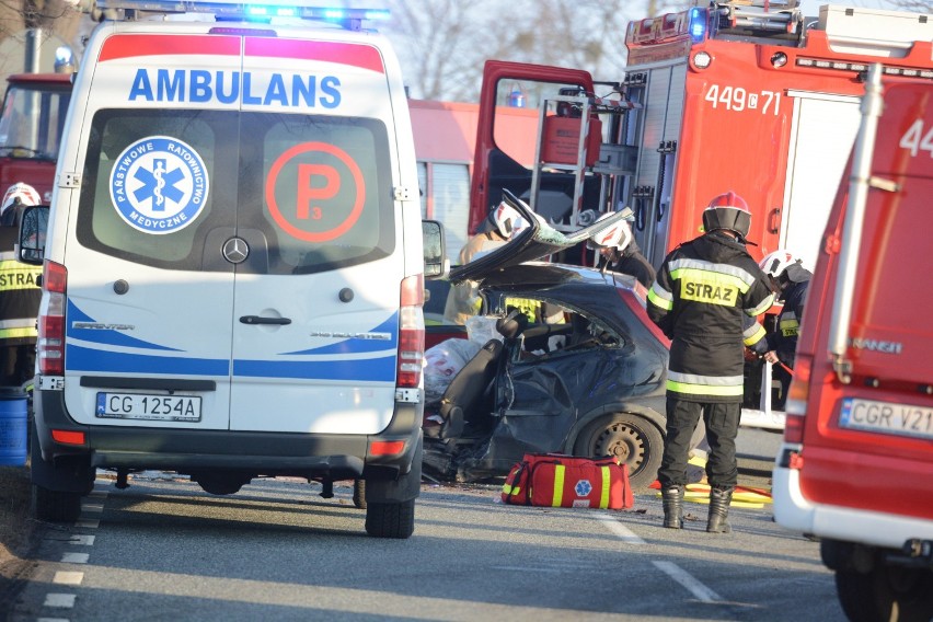 Tragedia w Gołębiewie. Samochód uderzył w drzewo. Nie żyje kierowca [wideo, zdjęcia]