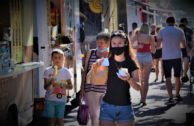 Mieszkańcy już od piątku odwiedzają food-trucki zaparkowane w Śródmieściu.