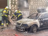 Rybnik-Niewiadom: Ktoś oblał auto benzyną i podpalił. Przy okazji ogniem zajęła się elewacja pobliskiego budynku 