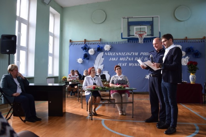 Pruszcz Gdański: Dzień Edukacji Narodowej w SP nr 3 z występami uczniów i nagrodami dla nauczycieli [ZDJĘCIA< WIDEO]