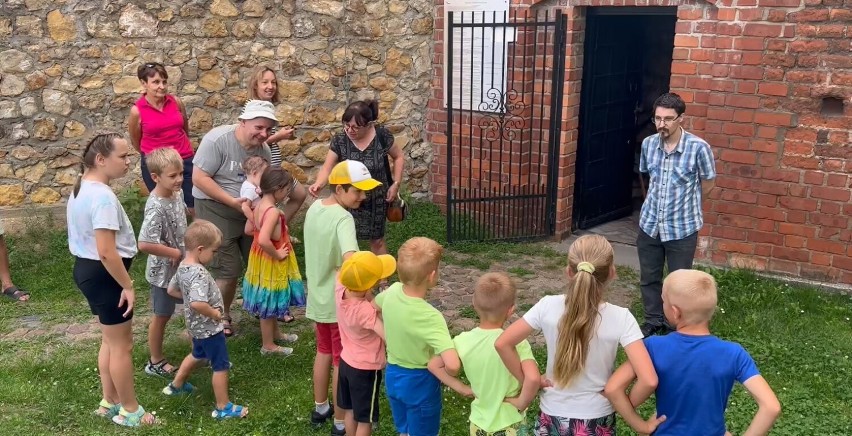 Dzieci poznały miejsce pracy wieluńskiego kata. Zwiedzanie baszty "Męczarni" na koniec wieluńskiej odsłony "Czwartków z muzeum"
