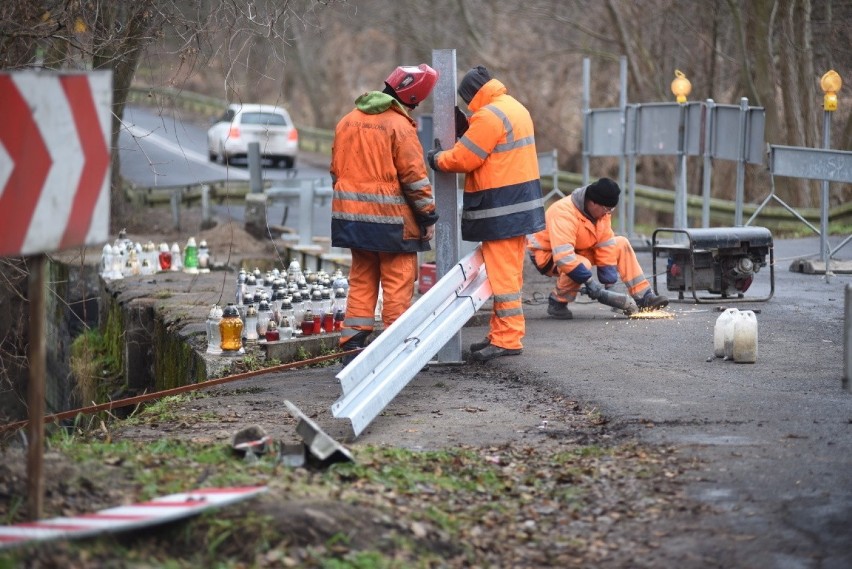 W czwartek, 12 grudnia robotnicy montowali nowe barierki...