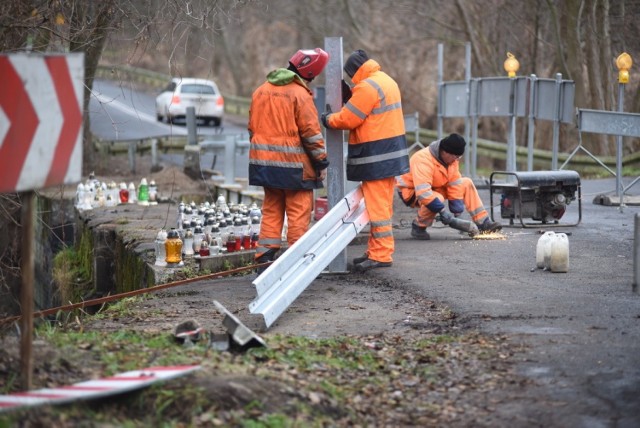 W czwartek, 12 grudnia robotnicy montowali nowe barierki odgradzające drogę od stawu.