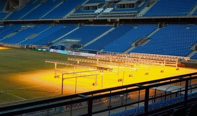 Lampy solarne doświetlają murawę na boisku stadionu miejskiego przez 24 godziny na dobę