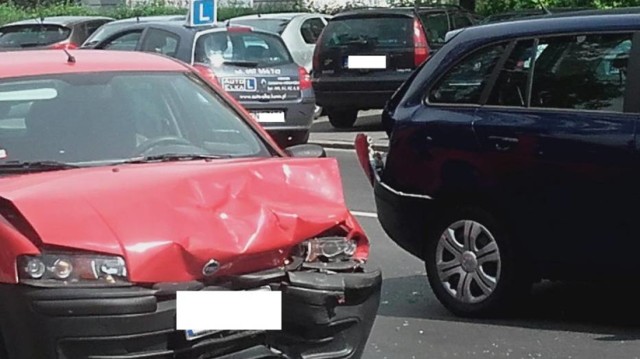 Wydarzenia dnia: 1 czerwca

Przez ponad dwie godziny ruch na ul. Wyszyńskiego był utrudniony i odbywał się wahadłowo. Jedna osoba trafiła do szpitala. Przyczyny wypadku na miejscu badała policja. 

Wypadek w Koninie. Karambol na ul. Wyszyńskiego [ZDJĘCIA]