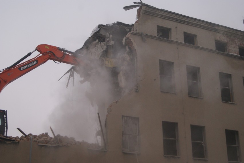Trwa wyburzanie części byłej fabryki "Calisia" w Kaliszu