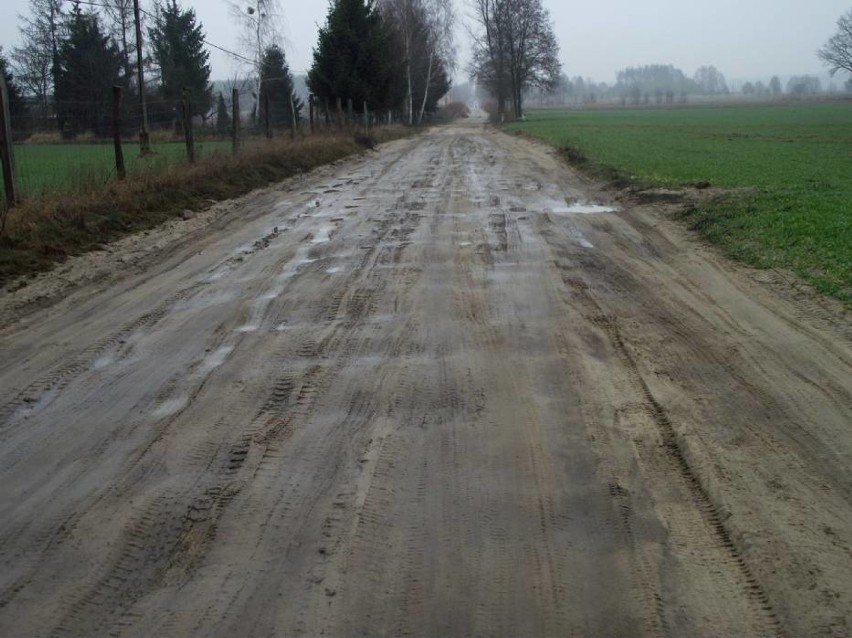  Będą mieli  drogę z prawdziwego zdarzenia. Umowa na przebudowę drogi powiatowej Łomnica - Nowy Dwór podpisana! 