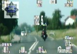 Motocyklista na BMW jechał ponad 180 km/h w terenie zabudowanym i stracił prawo jazdy (wideo)