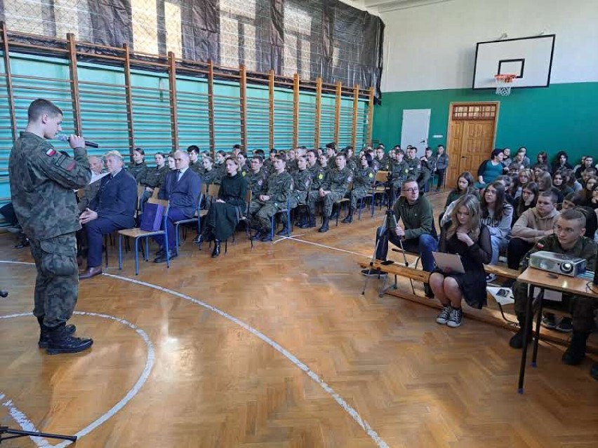 Liceum Ogólnokształcące w Kołaczycach w hołdzie żołnierzom wyklętym