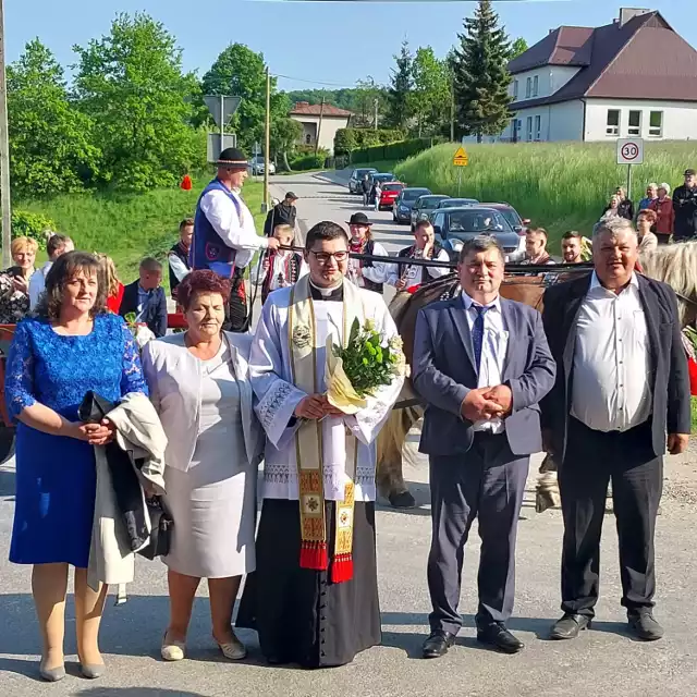 Ks. Artur Kulak na zdjęciu z rodzicami i chrzestnymi przed kościołem w Czarnym Potoku