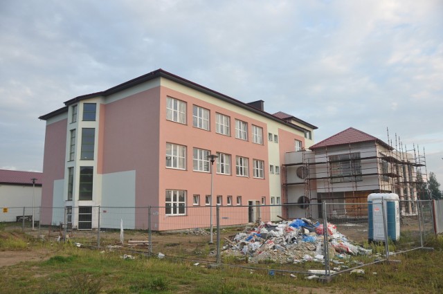 Budowa nowej szkoły podstawowej w Sulęczynie opóźni się co najmniej o rok