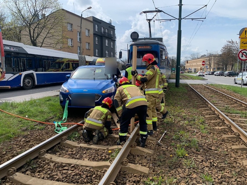 Wypadek w Krakowie. Na alei Pokoju doszło do zderzenia samochodu z tramwajem