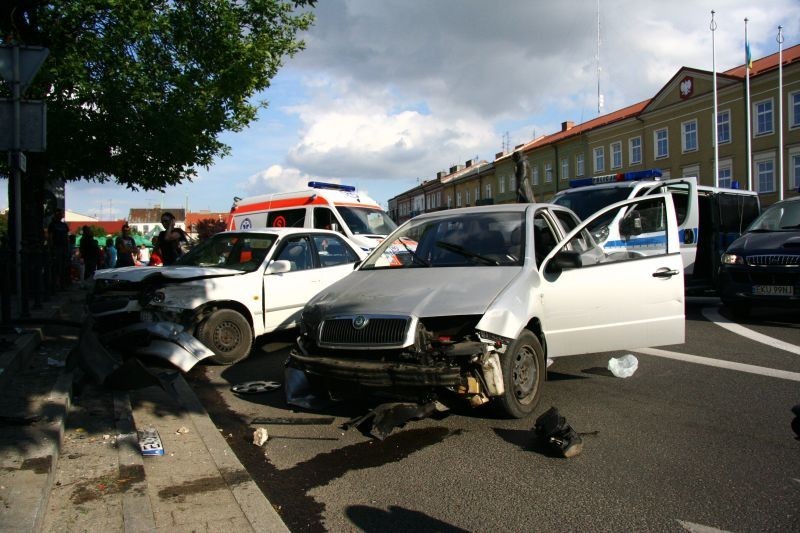 Pijany kierowca doprowadził do wypadku przed Urzędem Miasta Kutno [ZDJĘCIA]