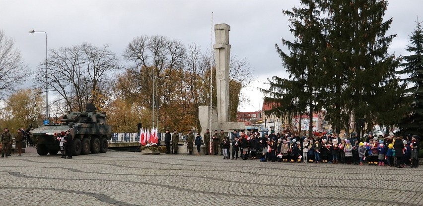 Na placu przed pomnikiem wyróżniali się harcerze Hufca ZHP z...