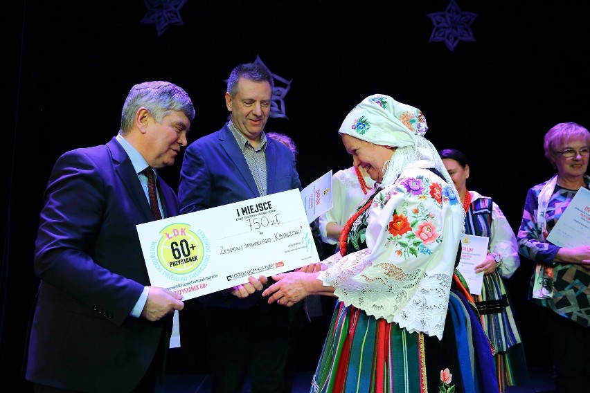 Marszałek Województwa Łódzkiego Witold Stępień wraz z Dyrektorem ŁDK Jackiem Sokalskim wręczają nagrodę najlepszemu zespołowi.