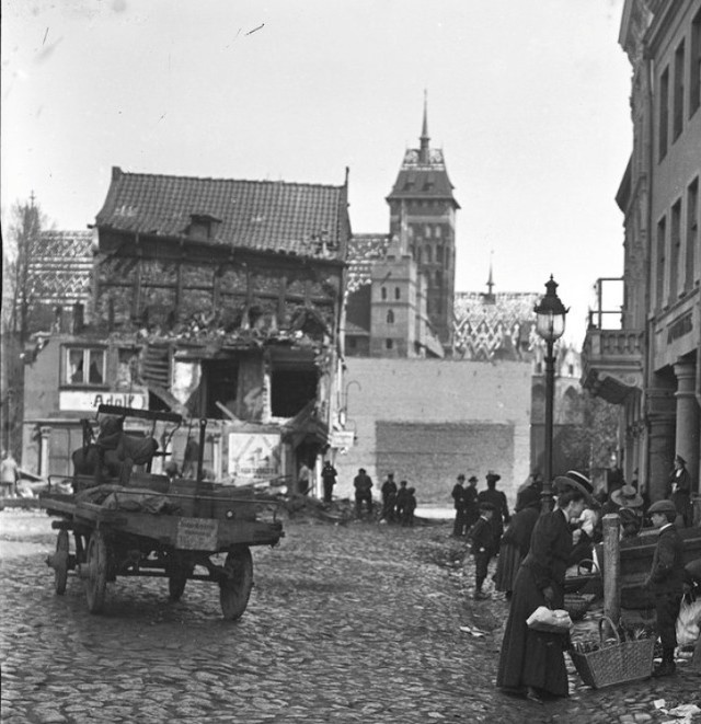 Rozbiórka pierwszej kamienicy od strony Rynku, ok. 1918 r.