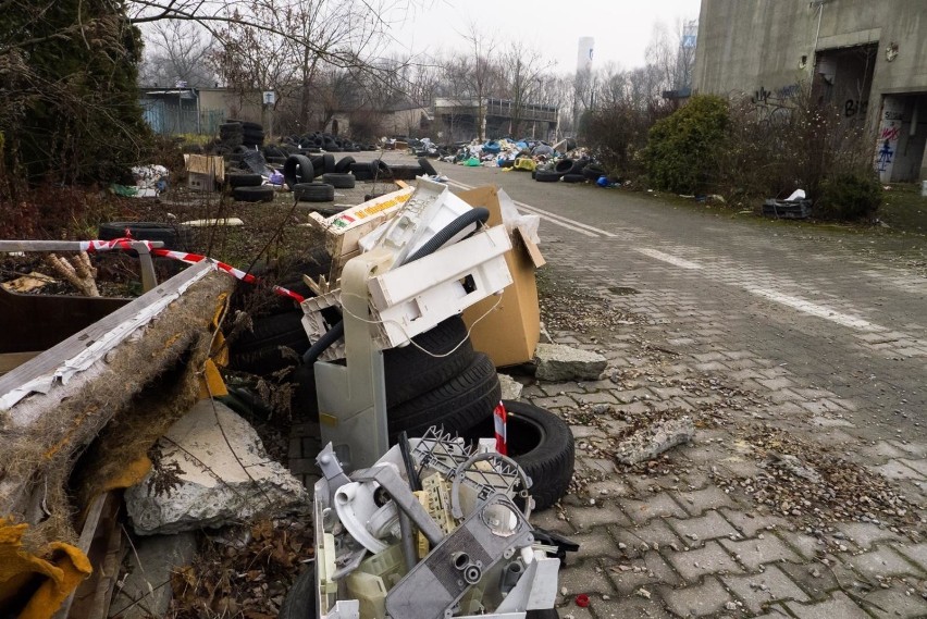 Kraków. Wokół upiornych ruin hotelu powstało dzikie wysypisko. A to wszystko przy wjeździe do miasta