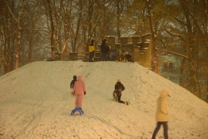 Park Kościuszki w Radomiu w śniegu. Jazda na sankach z górki i zimowe spacery. Zobacz na zdjęciach, jak tam ładnie