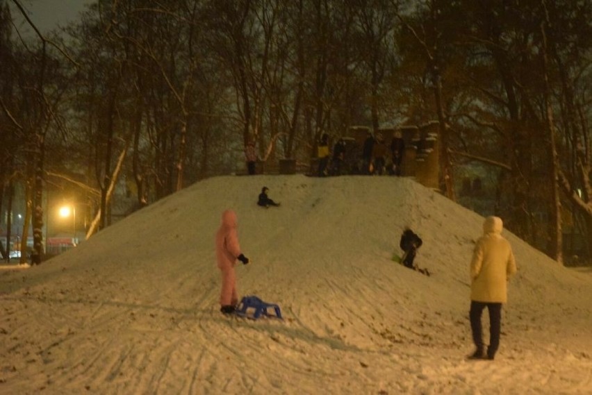 Park Kościuszki w Radomiu w śniegu. Jazda na sankach z górki i zimowe spacery. Zobacz na zdjęciach, jak tam ładnie