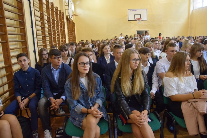 Nowy rok szkolny w powiecie zawierciańskim. W II LO w Zawierciu aż 9 klas pierwszych ZDJĘCIA