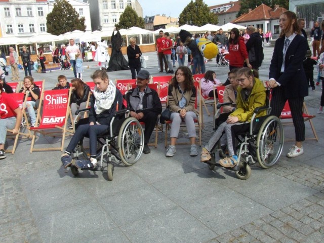 Niedzielnemu półmaratonowi Chełmno-Świecie towarzyszyła akcja charytatywna "Wozimy dziewczyny!". Zbierano pieniądze na wózki i sprzęt rehabilitacyjny dla sióstr Darii i Marleny Ćmil, uczennic Specjalnego Ośrodka Szkolno-Wychowawczego w Chełmnie.  Atrakcji było sporo.