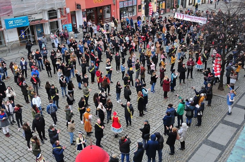 Świdnicki Polonez Maturzystów. Zatańczyło 300 par! (ZDJĘCIA) 