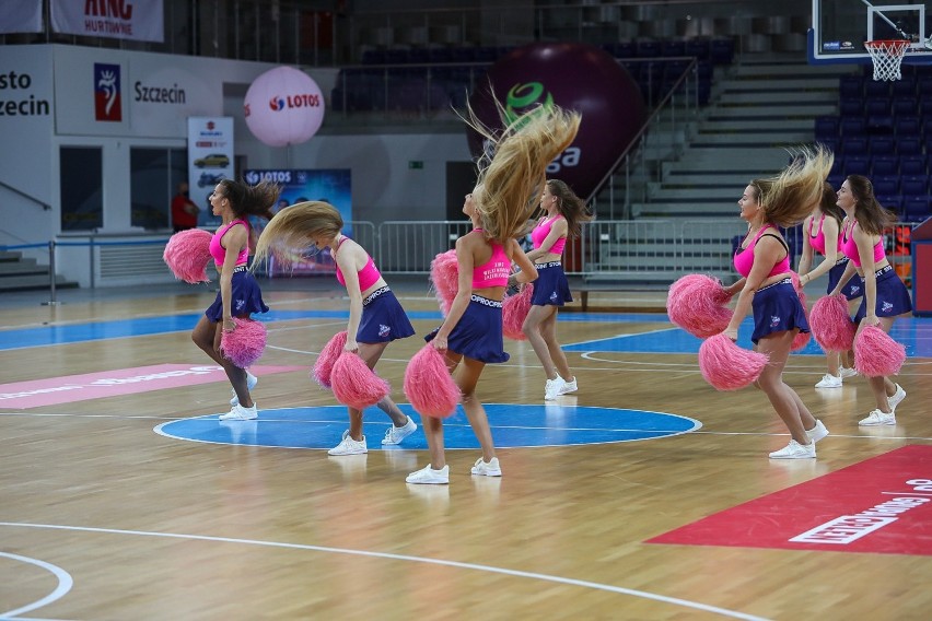Cheerleaderki na meczu Kinga Szczecin z Anwilem Włocławek.