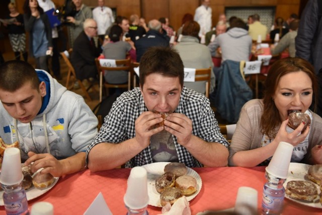 Jedzenie pączków też może być sportem ekstremalnym. Udowodnili to uczestnicy XII edycji mistrzostw w jedzeniu pączków na czas. Zwycięzca - Piotr Grzelczak- zjadł ich aż 10, i to zaledwie w 6 minut.