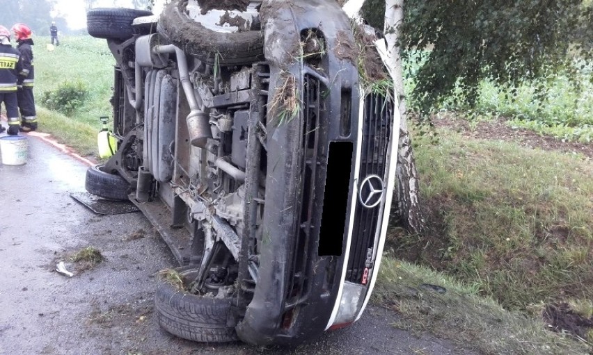 Mercedes przewrócił się na ulicy Moszczeńskiej w Mszanie