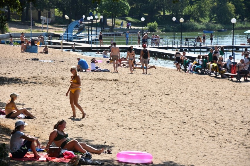 Plaża jest strzeżona przez ratowników WOPRU, którzy czuwają...