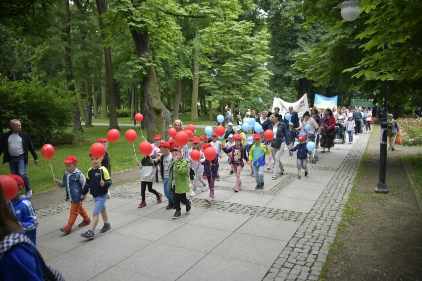 Tłumy uczestników marszu przeszły przez Park Kościuszki i...