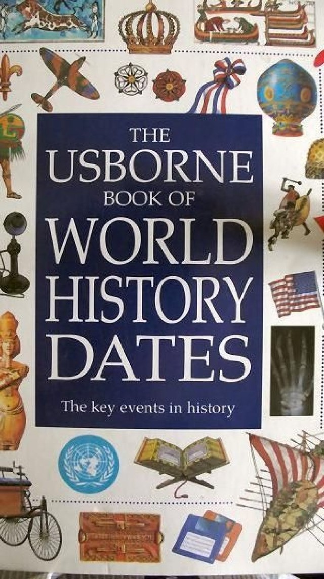 Księga &quot;Dat historii świata&quot; wydana została w 1998 roku przez londyńskie wydawnictwo Usborne Publishing. Atlas pełen jest zdjęć, map i kolorowych obrazk&oacute;w i... błęd&oacute;w.