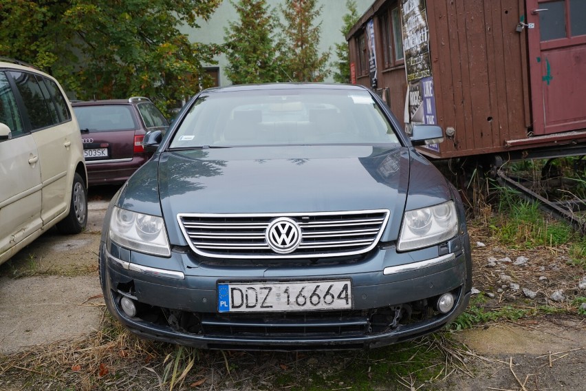 Volkswagen Phaeton, rocznik 2003, cena wywoławcza 8 120 zł.