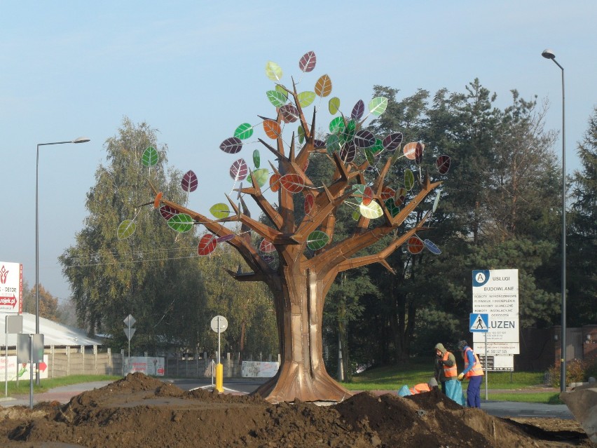 Rzeźba drzewa na rondzie w Rybniku