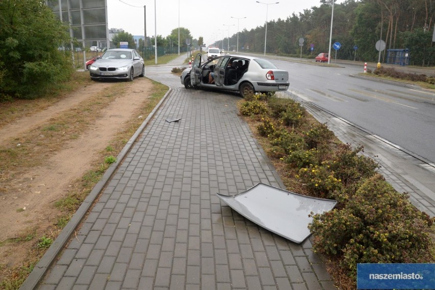 Radiowóz uderzył w znak drogowy i krawężnik na ulicy Toruńskiej we Włocławku. Dwóch policjantów trafiło do szpitala [zdjęcia]