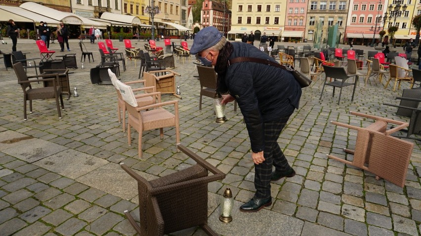 Krzesła z płonącymi zniczami. Co to za protest na wrocławskim Rynku? (ZDJĘCIA)