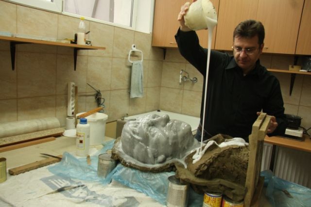 Arkadiusz Latos, autor zwycięskiego projektu, przygotowuje silikonowy odlew głowy Włodzimierza Wysokiego.