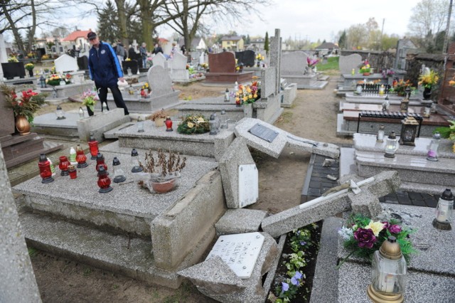W sobotę 32 - latek zniszczył ponad 30 nagrobków na skępskim cmentarzu. Już usłyszał zarzuty. Policja szybko uchwyciła sprawcę. Rodziny zmarłych mają nadzieję, że wandal odpowie za swój występek. 

Więcej o zdarzeniu w jutrzejszym "Tygodniku Lipnowskim".