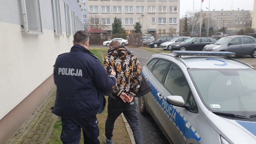 26-latek z nożem w ręku groził policjantom. W jego mieszkaniu w Izbicy Kujawskiej znaleziono narkotyki