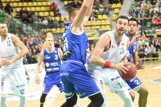 W inauguracyjnym meczu sezonu 2018/2019 koszykarze Stelmetu Enei BC pokonali MKS Dąbrowa Górnicza 87:81.

Punkty dla zielonogórzan: Sokołowski 21, Savović 20, Starks 10, Hrycaniuk i Zamojski po 6 oraz: Sakić 7. Matczak 6, DeVoe 3, Koszarek 0; najwięcej dla MKS-u: Łukasiak i Melvin po 19, Davis 14. 

Zaczęliśmy nowy sezon. Już wspominaliśmy w związku z grą w lidze VTB, która praktycznie walczy w weekendy PLK ustawiła nam mecze w zdecydowanej większości w środku tygodnia,  a kilka zagramy awansem. I właśnie inauguracyjne z MKS-em to spotkanie aż z 30 kolejki zaplanowane na 30 kwietnia. Liga rusza podczas weekendu, tak więc naszej ekipie i dąbrowianom przyszło zainaugurować nowy sezon.

Klub kibica powitał rozgrywki sektorówką z napisem ,,W tym sezonie tylko krew, pot i żadnych łez”. Jak do tego hasła dostosowali się nasi koszykarze? W pierwszej kwarcie zupełnie nie i kibice byli bliscy tych łez patrząc na to co wyrabiali gospodarze. Rywale bezkarnie dziurawili nasz kosz. Byliśmy bezradni w obronie, słabiutcy w ataku. Jedynym, który odgryzał się rywalom był Michał Sokołowski. Powiedzmy sobie szczerze, że utrata w pierwszej kwarcie 32 punktów z ligowym średniakiem, MKS-em była wręcz kompromitująca. Nie takiego otwarcia oczekiwaliśmy!

W drugiej kwarcie było lepiej, ale tylko trochę. Rywale ciągle kontrolowali to spotkanie. Poprawiliśmy nieco obronę, zaczęliśmy być bardziej zdecydowani w ataku i w 17 min, po trójce Filipa Matczaka przegrywaliśmy tylko 35:39. Nie potrafiliśmy jednak pójść za ciosem. Kilka niefrasobliwych zagrań przed przerwą i MKS znów odskoczył na odległość dziesięciu punktów. Pierwsza połowa to wielkie rozczarowania tak wynikiem jak i grą naszych.

W trzeciej kwarcie, jeśli się poprawiało, to tylko momentami. Nikt nie potrafił zatrzymać Szymona Łukasiaka, który w poprzednich klubie Slam Stali Ostrów Wlkp. był zaledwie zmiennikiem. W Zielonej Górze robił co chciał pod koszami. Nasza fatalna dyspozycja była czymś niezrozumiałym. Przed czwartą kwartą MKS wygrywał różnicą dziewięciu punktów.

Wszyscy mimo wszystko liczyli, że ostatnie 10 minut wynagrodzi im beznadzieję pierwszych 30. Tak było. Wreszcie agresywniej broniliśmy i zaczęliśmy trafiać. W 33 min po rzucie Borisa Savovicia przegrywaliśmy ale już tylko 74:76. W 36 min po osobistych Savovicia po raz pierwszy w tym meczu prowadziliśmy 78:76. Od tego momentu przeważaliśmy i na szczęście wygraliśmy ten mecz. W sumie cieszyć się możemy tylko ze zwycięstwa, bo ze stylu w jakim je odnieśliśmy już absolutnie nie.

Zobacz również: Koszykarze Stelmetu Enei BC Zielona Góra przed sezonem 2018/19


POLECAMY RÓWNIEŻ PAŃSTWA UWADZE:
Koniec sezonu dla Patryka Dudka! Falubaz znów osłabiony 

