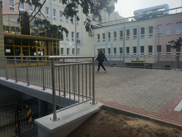 Na przejściu do budynku głównego jest nowa nawierzchnia, naprawiono też konstrukcję kładki i elementy odwodnienia.